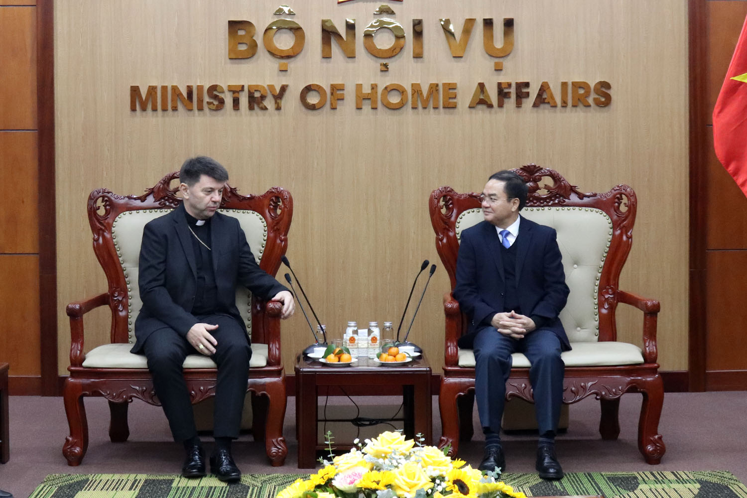 Thứ trưởng Bộ Nội vụ Vũ Chiến Thắng tiếp Tổng Giám mục Marek Zalewski Đại diện Toà Thánh Vatican tại Việt Nam.