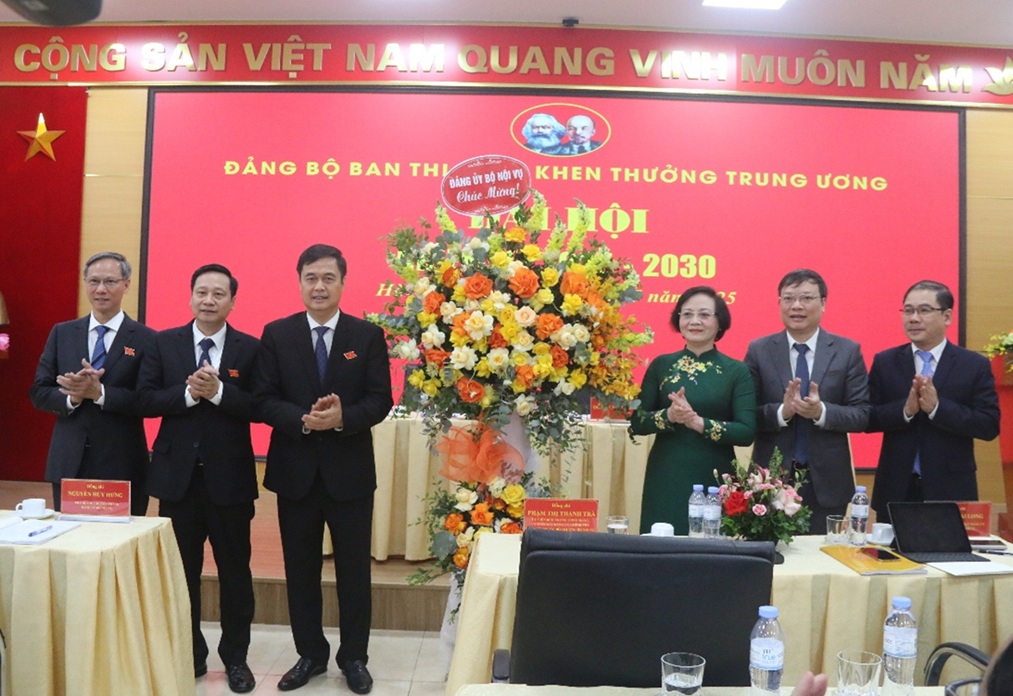 Đảng ủy Bộ Nội vụ tặng hoa chúc mừng Đại hội