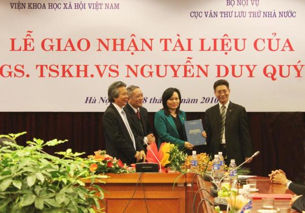 Cục Văn thư và Lữu trữ nhà nước tiếp nhận tài liệu của GS. TSKH.VS Nguyễn Duy Quý