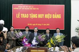 Lễ trao tặng Huy hiệu Đảng