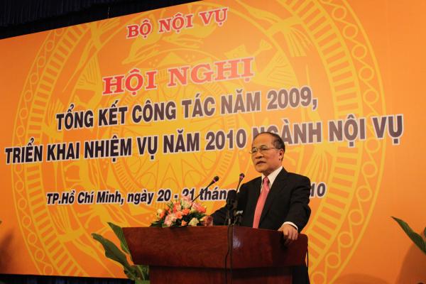 Phó Thủ tướng Thường trực Chính phủ Nguyễn Sinh Hùng tới dự Hội nghị tổng kết công tác năm 2009, triển khai nhiệm vụ năm 2010 ngành Nội vụ