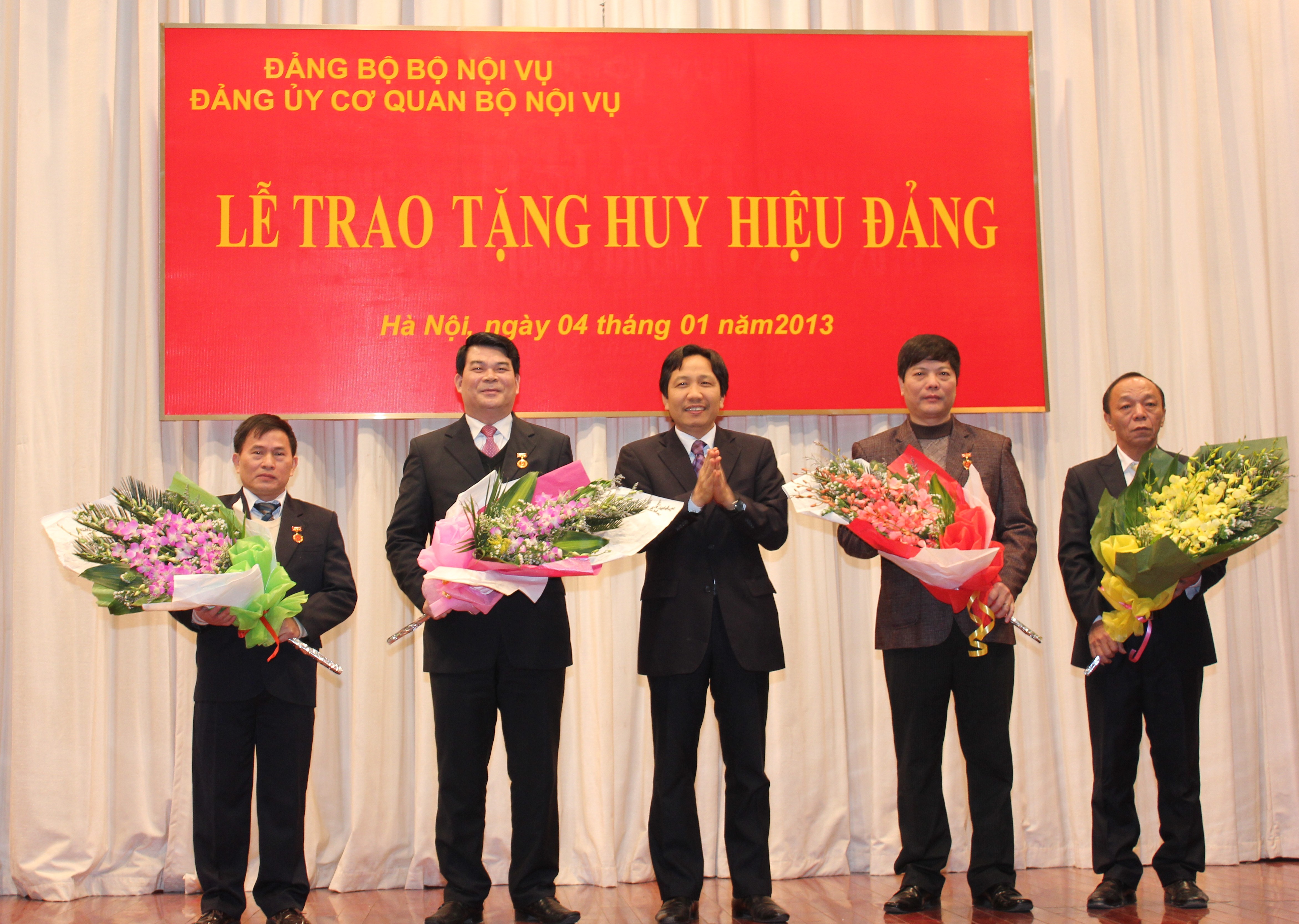 Lễ trao tặng Huy hiệu Đảng