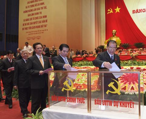 Ngày làm việc thứ sáu Đại hội XI của Đảng: Thông qua danh sách ứng cử, đề cử và tiến hành bỏ phiếu bầu cử Ban Chấp hành T.Ư Đảng khóa XI