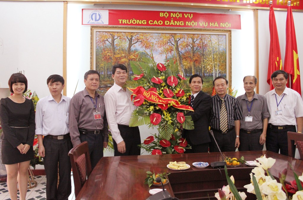 Lãnh đạo Bộ Nội vụ thăm và chúc mừng Lãnh đạo, giảng viên, giáo viên, cán bộ quản lý và nhân viên Trường Cao đẳng Nội vụ Hà Nội và Trường Đào tạo, bồi dưỡng cán bộ, công chức - Bộ Nội vụ nhân ngày Nhà giáo Việt Nam 20 - 11 