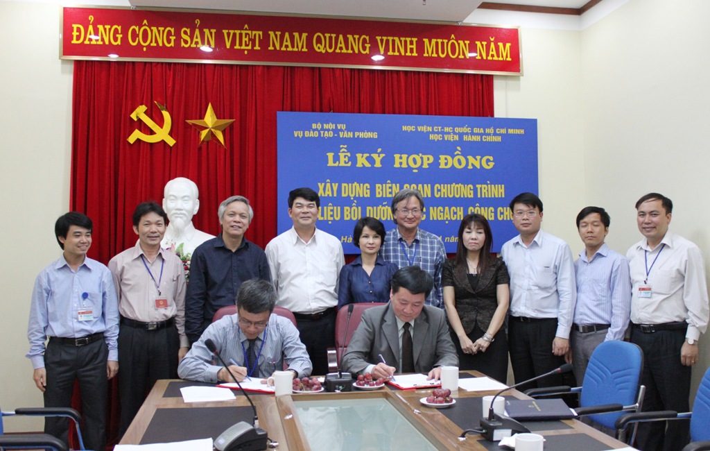 Lễ ký Hợp đồng xây dựng chương trình, biên soạn tài liệu bồi dưỡng các ngạch công chức