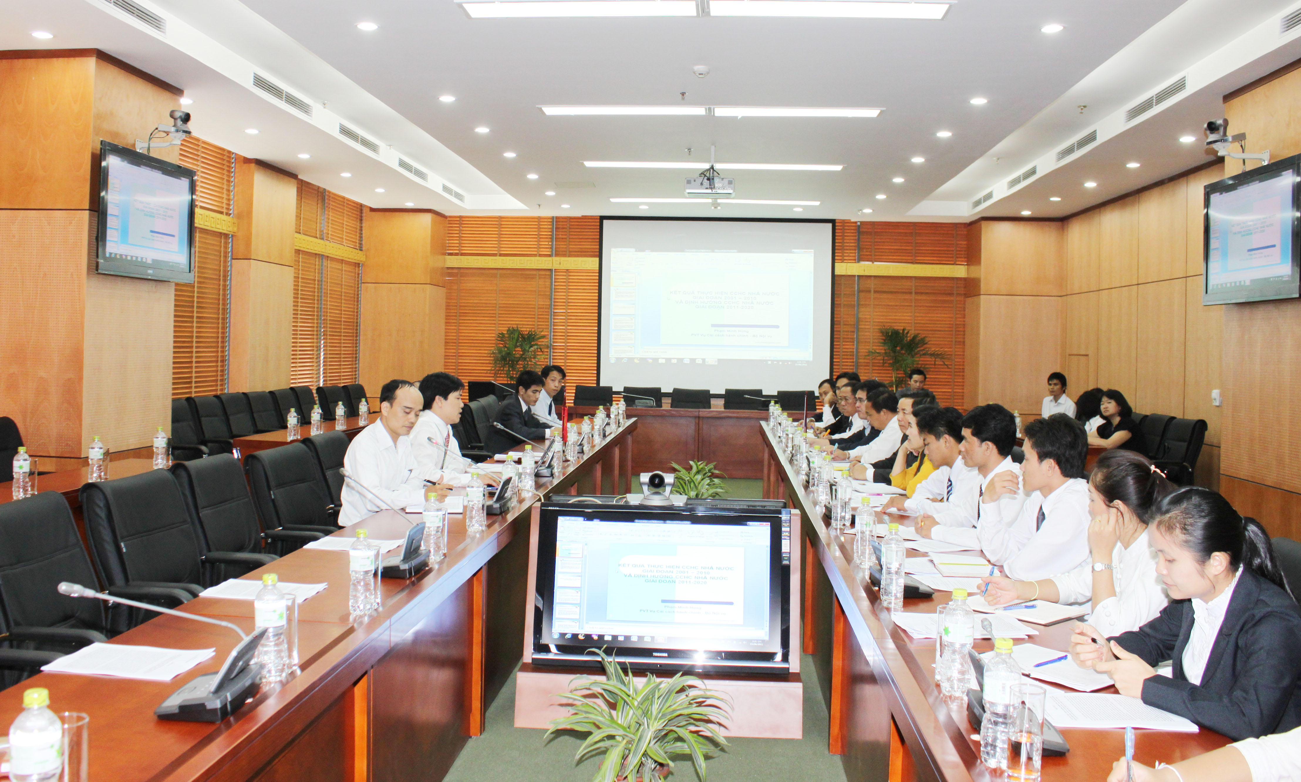 Đoàn cán bộ Tổng cục Hành chính và Quản lý công chức- Cơ quan phủ Thủ tướng Lào làm việc với Vụ Cải cách hành chính - Bộ Nội vụ