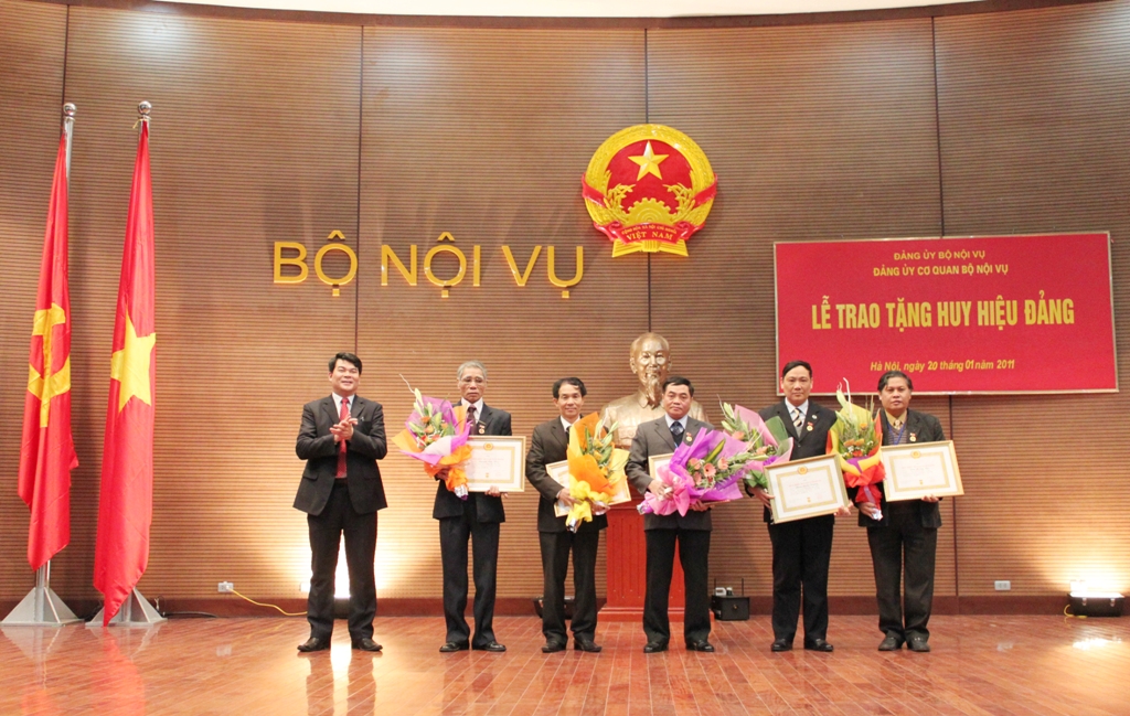 Lễ  trao tặng Huy hiệu Đảng cho các đảng viên thuộc Đảng ủy cơ quan Bộ Nội vụ