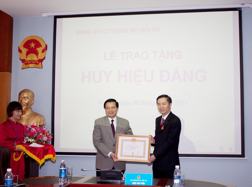 Lễ trao tặng Huy hiệu 30 năm tuổi Đảng cho đồng chí Trần Hữu Thắng, nguyên Ủy viên Ban Chấp hành Đảng bộ Khối các cơ quan Trung ương, nguyên Bí thư Đảng ủy Bộ Nội vụ, nguyên Bí thư Đảng ủy Cơ quan Bộ Nội vụ, Thứ trưởng Thường trực Bộ Nội vụ