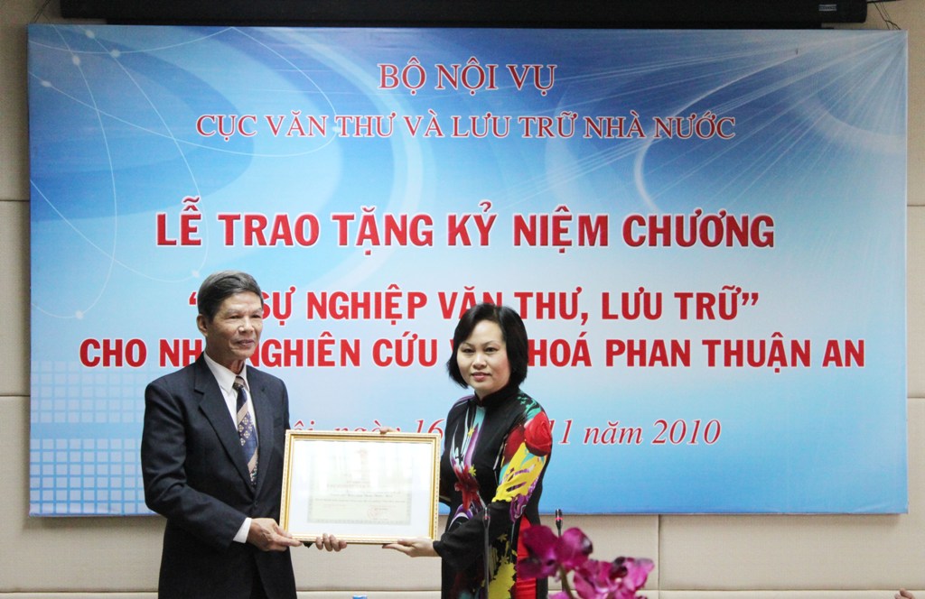 Lễ trao tặng Kỷ niệm chương “Vì sự nghiệp Văn thư, Lưu trữ” cho Nhà nghiên cứu lịch sử Phan Thuận An