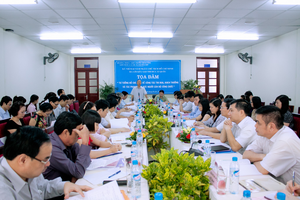 Toạ đàm “Tư tưởng Hồ Chí Minh về công tác thi đua khen thưởng và tác phong, đạo đức người cán bộ, công chức”