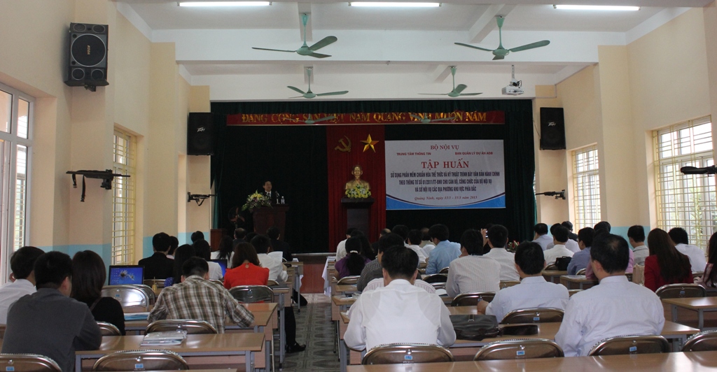Khai giảng lớp Tập huấn sử dụng phần mềm chuẩn hóa thể thức và kỹ thuật trình bày văn bản hành chính theo Thông tư số 01/2011/TT-BNV cho cán bộ, công chức của Bộ Nội vụ và Sở Nội vụ các địa phương khu vực phía bắc