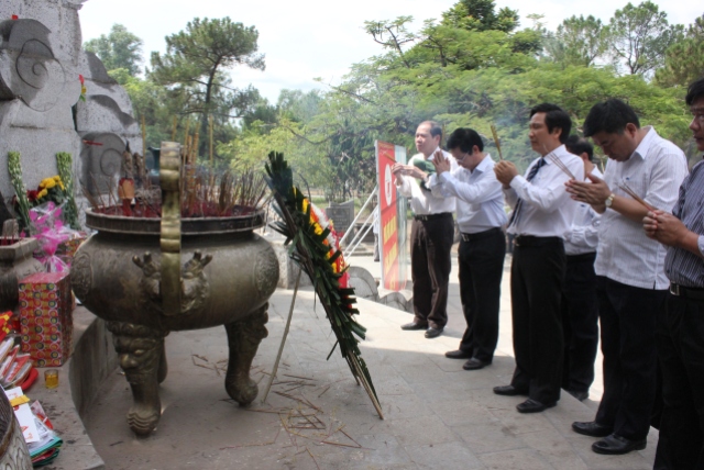 Dâng hương, tri ân các anh hùng liệt sỹ nhân kỷ niệm 65 năm ngày Thương binh - Liệt sỹ (27/7/1947 - 27/7/2012)