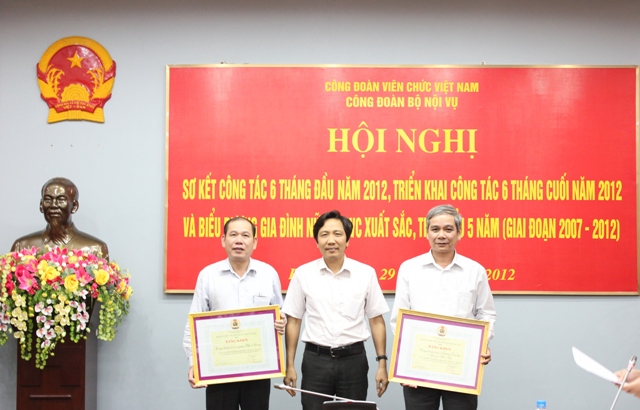 Công đoàn Bộ Nội vụ: Hội nghị sơ kết công tác Công đoàn 6 tháng đầu năm 2012, triển khai công tác 6 tháng cuối năm 2012 và biểu dương gia đình nữ cán bộ, công chức, viên chức, người lao động có thành tích trong việc xây dựng gia đình xuất sắc, tiêu biểu 5 năm (giai đoạn 2007 - 2012)