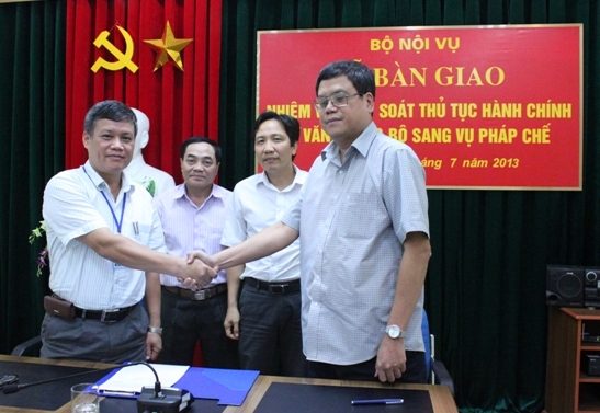 Lễ bàn giao nhiệm vụ kiểm soát thủ tục hành chính từ Văn phòng Bộ sang Vụ Pháp chế