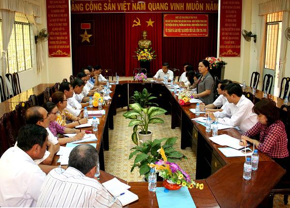 Bà Trần Thị Hà - Phó Chủ tịch Thường trực Hội đồng TĐKT Trung ương, Thứ trưởng Bộ Nội vụ làm việc tại huyện Tiểu Cần, tỉnh Trà Vinh