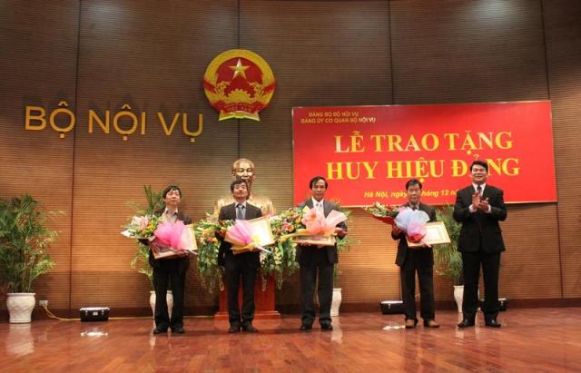 Đảng ủy cơ quan Bộ Nội vụ tổ chức Lễ trao tặng Huy hiệu Đảng