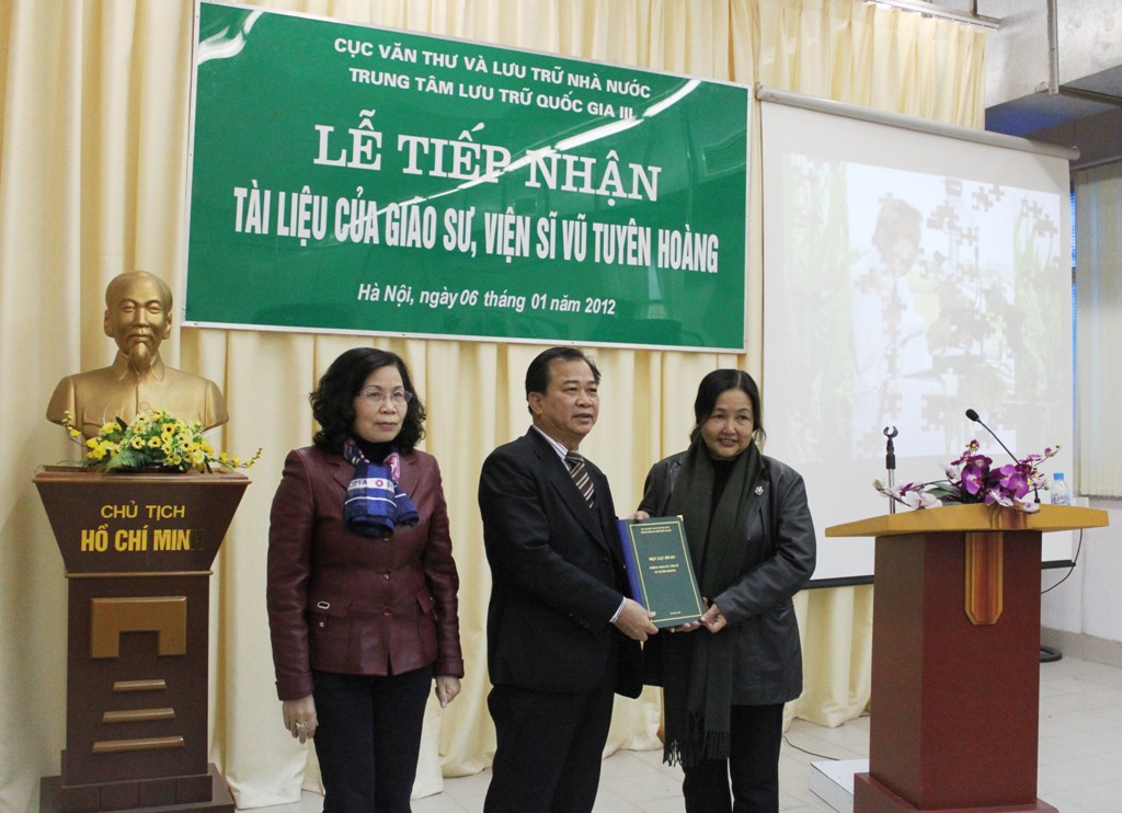 Lễ tiếp nhận tài liệu của Giáo sư, Viện sĩ Vũ Tuyên Hoàng  