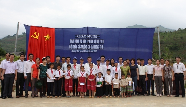 Hơn 40 triệu đồng tặng học sinh nghèo huyện Tuần Giáo, tỉnh Điện Biên 
