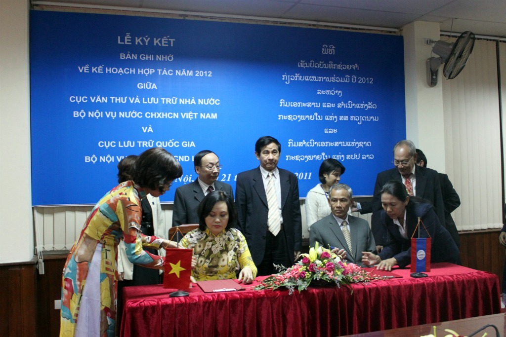 Lễ ký kết Bản ghi nhớ về kế hoạch hợp tác năm 2012 giữa hai Cơ quan Lưu trữ của hai nước Việt Nam và Lào