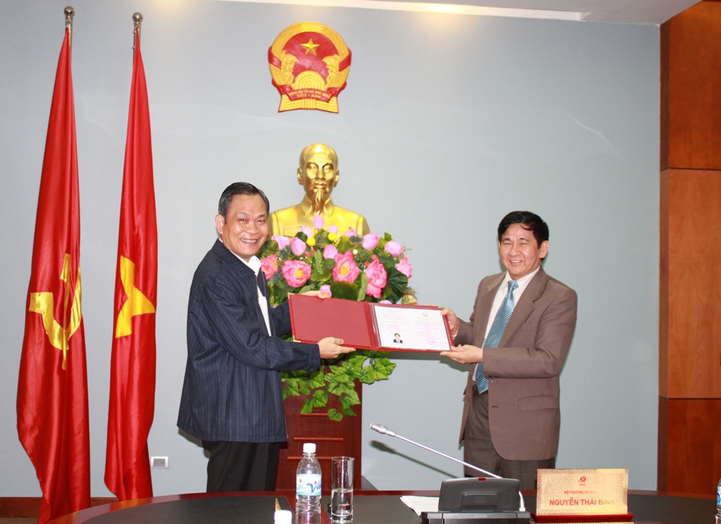Lễ công bố Quyết định và trao Giấy chứng nhận đạt tiêu chuẩn chức danh Giáo sư, Phó Giáo sư năm 2012 cho PGS. TS. Văn Tất Thu, Thứ trưởng Bộ Nội vụ
