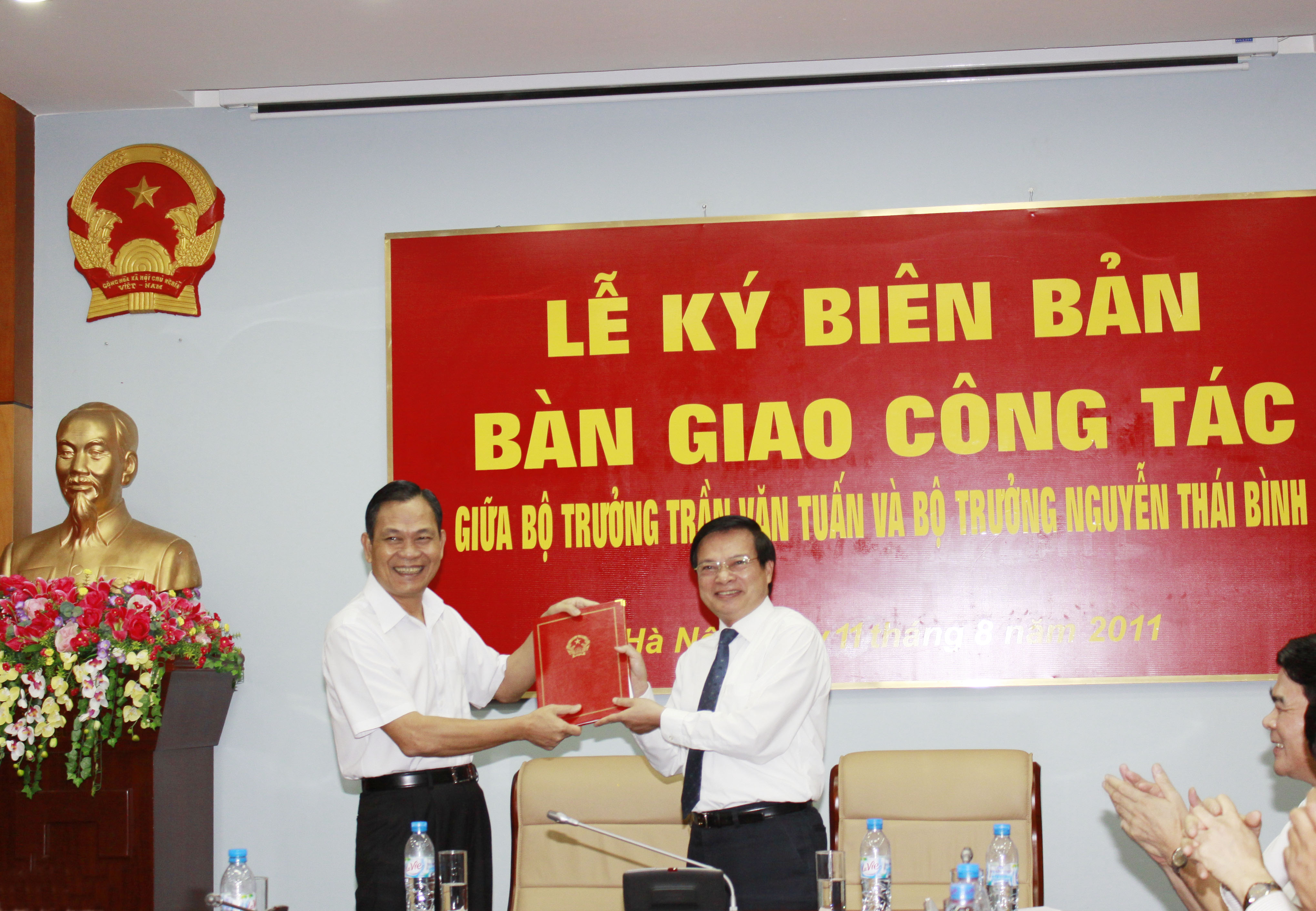 Lễ ký biên bản bàn giao công tác giữa Bộ trưởng Bộ Nội vụ - nhiệm kỳ Chính phủ khóa XII Trần Văn Tuấn và Bộ trưởng Bộ Nội vụ - nhiệm kỳ Chính phủ khóa XIII Nguyễn Thái Bình