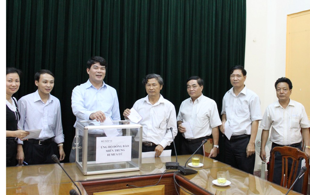 Cán bộ, công chức, viên chức khối Cơ quan Bộ Nội vụ ủng hộ đồng bào miền Trung chịu thiệt hại do lũ lụt gây ra