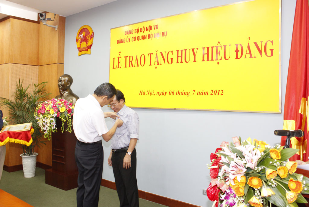 Lễ Trao tặng Huy hiệu Đảng