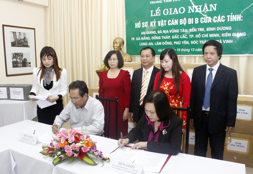 Lễ giao nhận Hồ sơ, kỷ vật cán bộ đi B